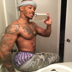 bootysmell:  bootyman2013:  gdr1:  goodbussy:  I never get tired of him  Creme d’ la’ Creme  I’m in love with this sexy ass nigga  Atlanta Queen!  We used to talk on blkgaychat ! Fuck he has a pretty ass