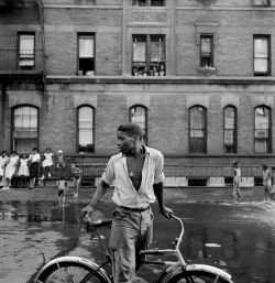 historicaltimes:  Harlem, New York, 1948. Photograph by Gordon Parks. via reddit 