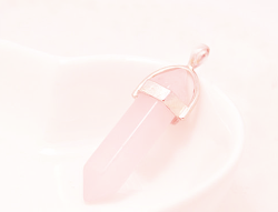 sleeplessangels:  rose quartz necklace |