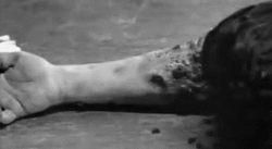 laughingtillweredead:  B&amp;W/Horror Movies/Gifs 