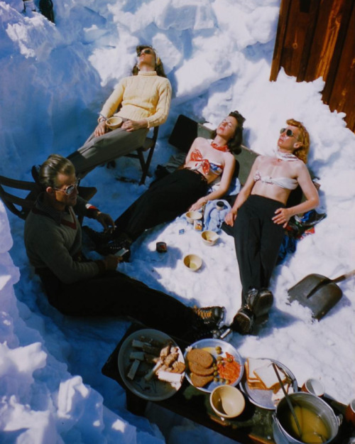 Skiers taking a break to eat and soak up the rays in Sun Valley, ID, 1950&rsquo;s