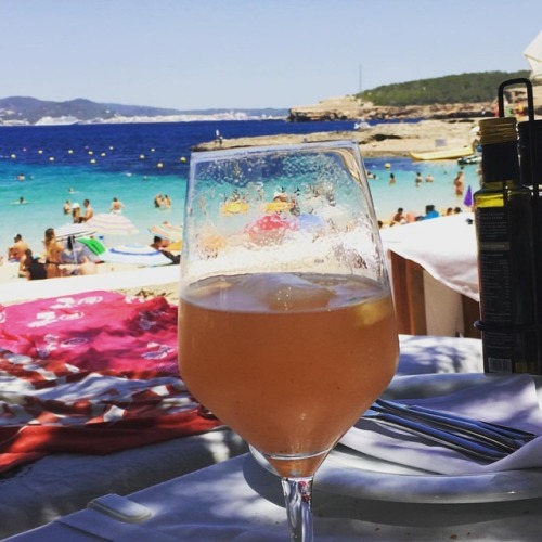 Una sangria con vista mare per me grazie !!!! #sound #spiaggia #top #housemusic #ibiza #ibiza2017 #s