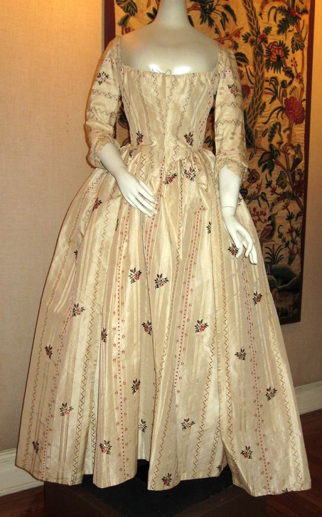 history-of-fashion:1765-1785 Overgown and petticoat (Robe à l’anglaise) (England)silk, plain weave a