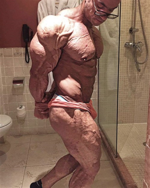 muscleroidaddict:soaked with roids!