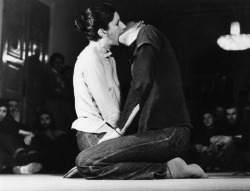 elialcollective:Marina Abramović &amp; Ulay- Breathing In/Breathing Out  The two artists devised a piece in which they connected their mouths and took in each others exhaled breaths until they had used up all of the available oxygen. Seventeen minutes