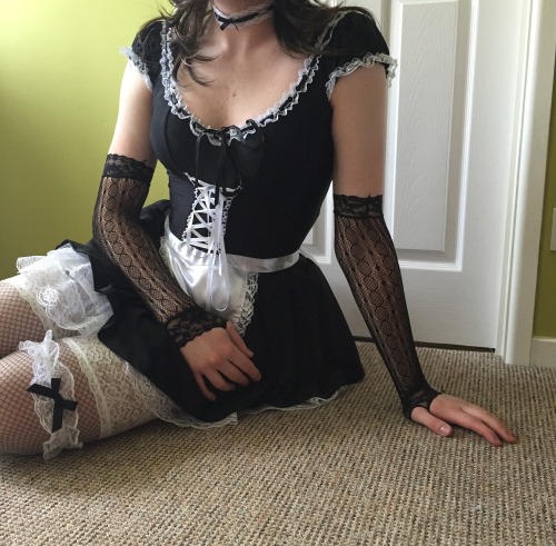 vanfair99: sissygurlholly: super awesome sissy maid!  i love the white stockings of the nets :) What