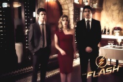 comicsxaminer:  New Promo For The Flash Season 1, Episode 18 – All-Star Team Up  ARROW’S FELICITY SMOAK (EMILY BETT RICKARDS) AND RAY PALMER (BRANDON ROUTH) ARRIVE IN CENTRAL CITY; EMILY KINNEY (“The Walking Dead”) GUETS STARS AS BRIE LARVIN