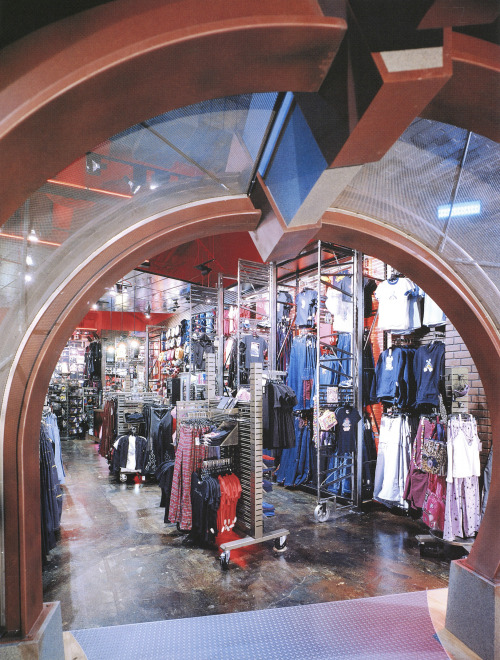 newwavearch90: Hot Topic prototype store - City of Industry (~2000)Looks like the entry gates in the