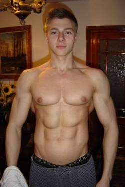 waveblue52:  keepemgrowin:Young athlete… Nice boy muscle tits……………