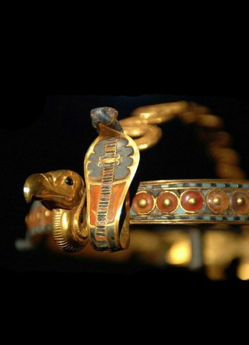 Inlaid Diadem with Vulture and Cobra Uraeus. Tutankhamen reign. 1332-1322 BC.