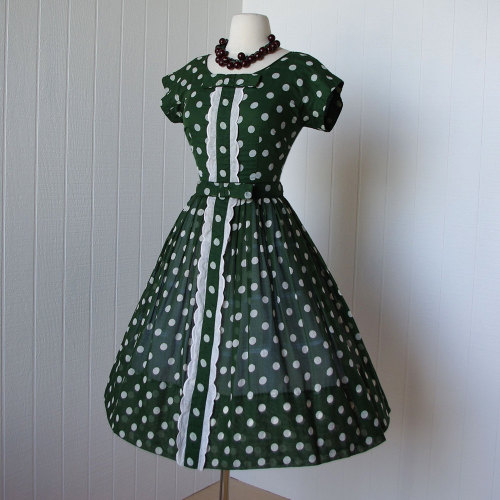 agentsex: youinspireyourself: retro-girl811: Emerald Cocktail Dresses The colour, the fabric, the cu