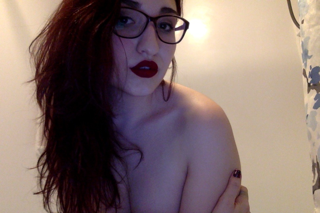 booty-touchin:  Look at me and my glasses and these tiddies  