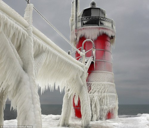 deke-it-like-datsyuk:  Michigan lighthouses transformed into icicles after being frozen by storm  
