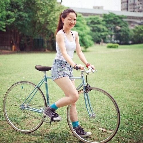 girls-on-bicycles:  Girls On Bicycle