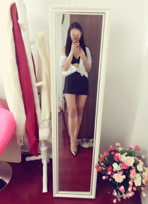 kiki1001: not wearing anything under my dress  面試intern，OL裝。白襯+黑色一步裙，絲襪高跟鞋，夠標準了吧。白襯衣不管在哪裏買總覺得太