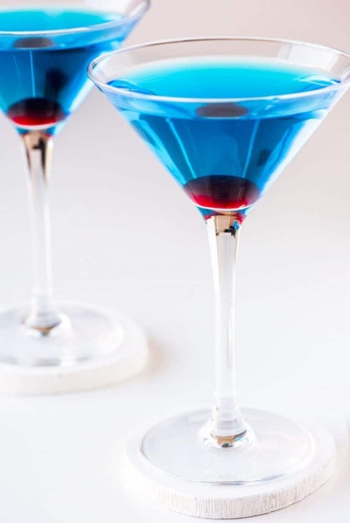 guardians-of-the-food: SAPPHIRE MARTINI This vibrant blue drink is the perfect fit for any color-the