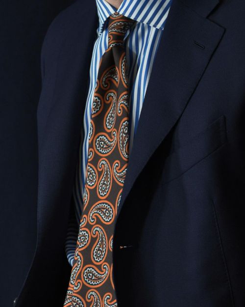 Bold #paisley #ties  Discover on woolsboutiqueuomo.com  Jackets by #carusomenswear  Shirt by #finamo