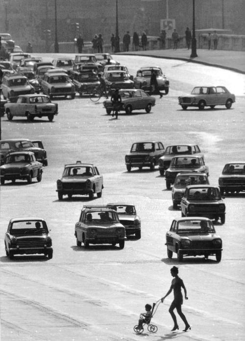 La meute, Place de la Concorde, Paris Photo by Robert Doisneau (1969)