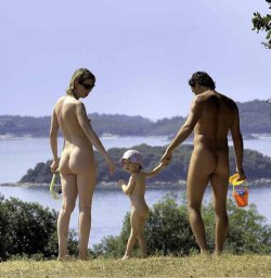 all-nudist:  Is a naked child a happier one?