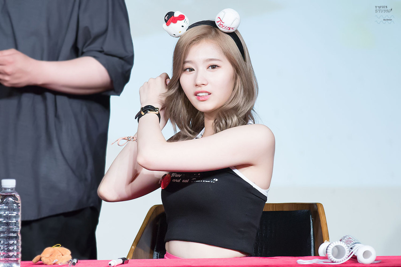 fyeah-japanline:  twice studio | do not edit.