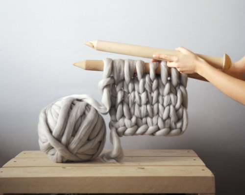 catastrofries:  ladyinterior:  Oversized Knitted Blankets, Anna Mo  So much bigger than you expect them to be.