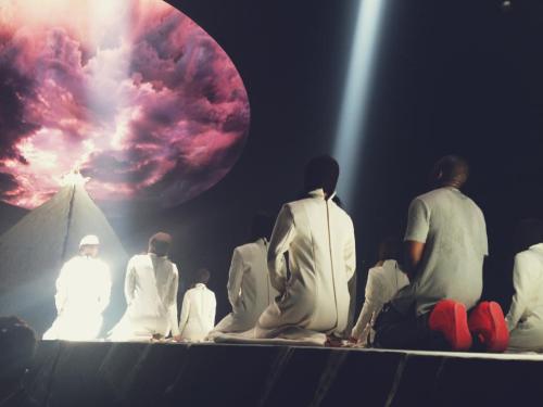 Kanye West praying to jesus : October 26th, Staples Center