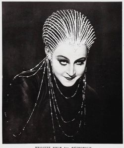 raininginseville:  Buenas noches, amigas!   #metropolis  #brigittehelm 