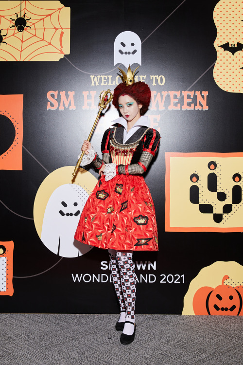 aespaofficial: BOO! #KARINA has arrived at the SM Halloween House as ‘The Queen of Hearts&rsqu
