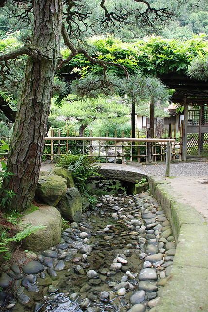 isaykonnichiwa:  Stream in Ritsurin by neepster on Flickr. 