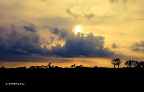 ‘SKYLINE’#Skyline #Horizon #Sunset #CoucheSoleil #Sky #Skyporn #Clouds #Cloudporn #Count