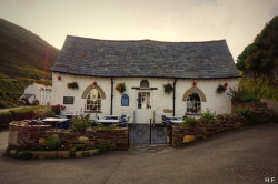 thethingsiveseen-photography:  Harbour Light cafe, Boscastle, Cornwall.