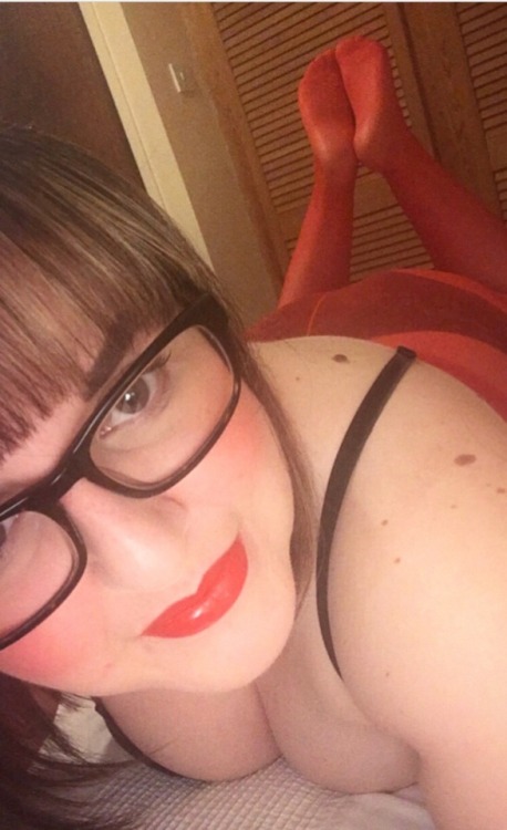 prettytoesandhose: Throwback number two today, to red lips to match my red tights (excessive on the 