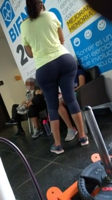 bubblebuttcreepin:  creepshotdon:  Big and Wide III  Damn that needs a sign that says “wide load” 