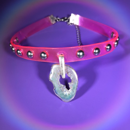 neon aura agate slice choker (ﾉ✩◕‿◕)ﾉ*:･ﾟsnag it here