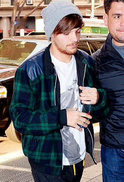 zarryfxck:  Dec 3 - Arriving at the studio in NYC to prep for their SNL appearance