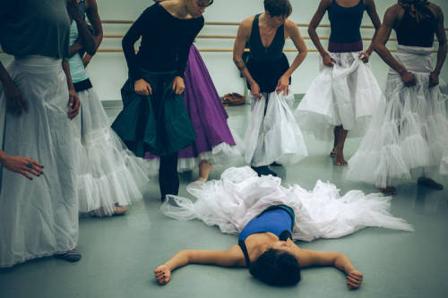 frantichairtwirler: rootsgrowdeeper: divalocity: BEHIND THE SCENES: AN ALVIN AILEY PREMIERE THAT CEL