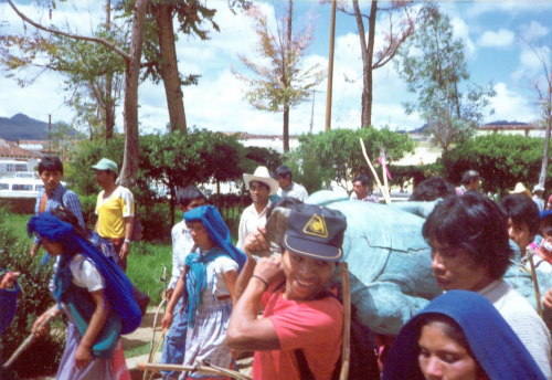 thinkmexican:  The Indigenous Strike Back Members of ANCIE, a predecessor of the EZLN, parade the toppled statue of Spaniard Diego de Mazariegos through the streets of San Cristóbal de las Casas, Chiapas, on October 12, 1992.Source: El Sur Piensa