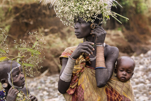 global-musings:Suri mother and childrenLocation: Kibish, Omo Valley, EthiopiaPhotographer: Fabio Mar