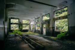 elugraphy: 湖に浮かぶ発電所 Abandoned