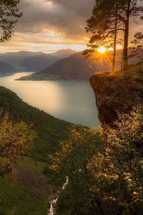 catinatux:  By the edge of the top of Feigefossen📸