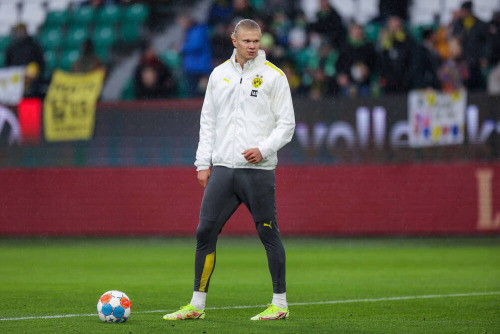 erlingbrauthaaland:November 27, 2021: Erling warming up before the match between Borussia Dortmund