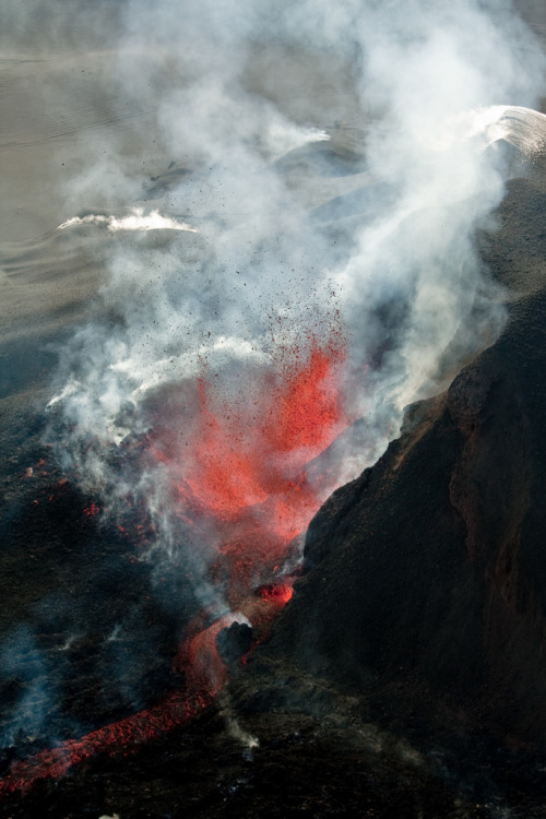 porcvpine:  Fimmvörðuháls eruption by íkorninn http://flic.kr/p/7QgNS8 