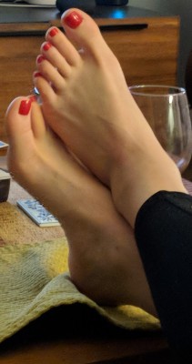 blackpeacock:  She got a pedicure!   ❤️👣😍