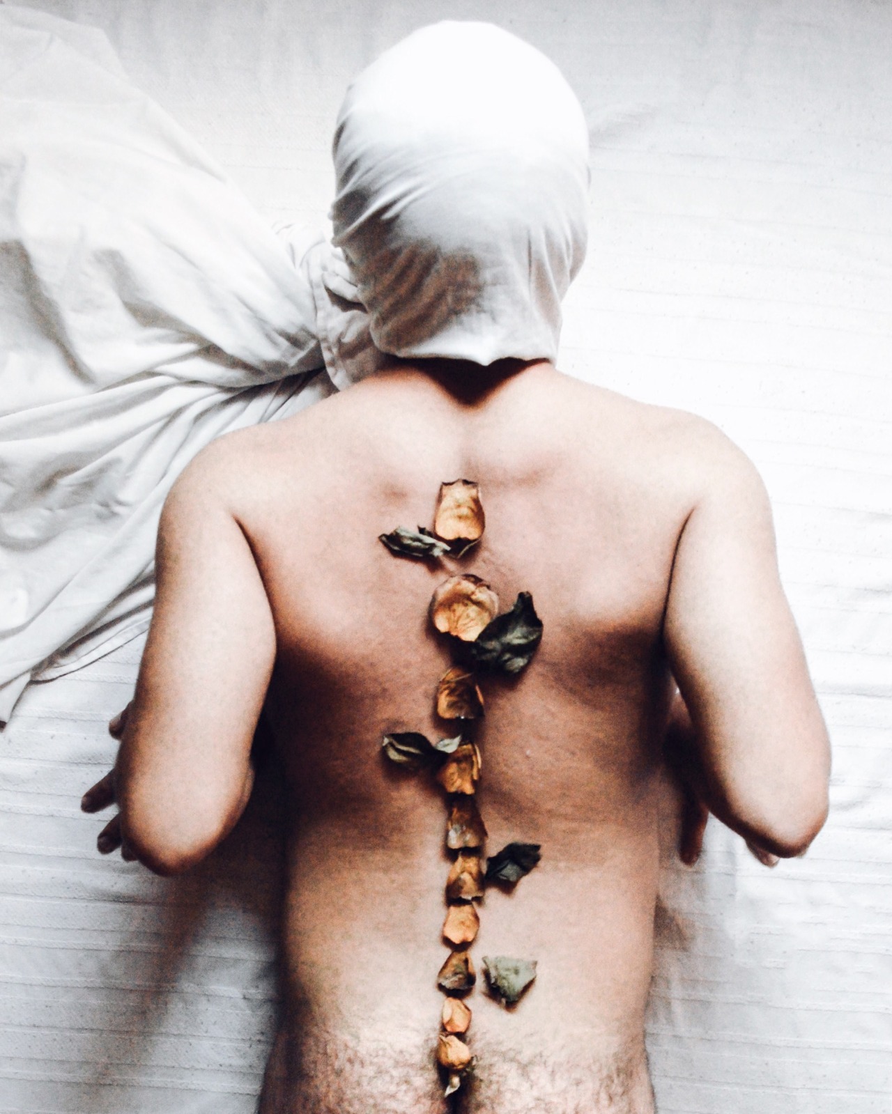 fotoconsensual:  LA MUERTE Y EL DESEO Me aferré a sentir, amar y a complacerme
