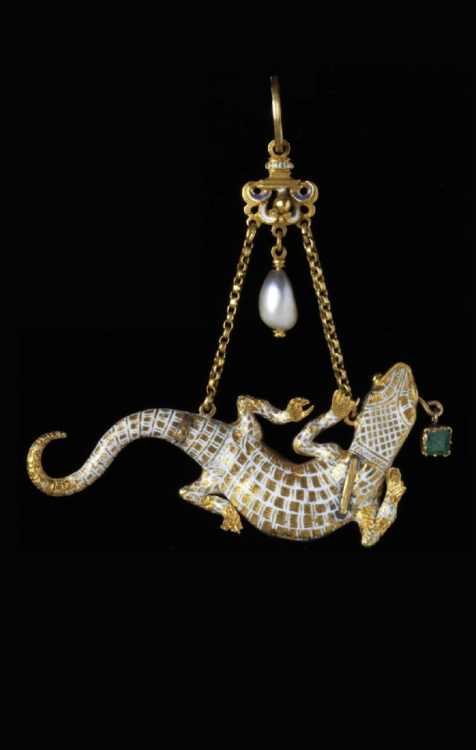 Pendants ca. 1500/1600European -  enamelled gold, set with pearls and an emeraldsThe belief that the