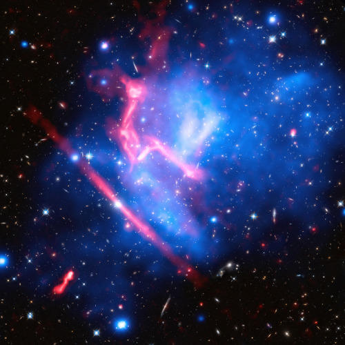 Disco lights from a galaxy cluster - MACS J0717js