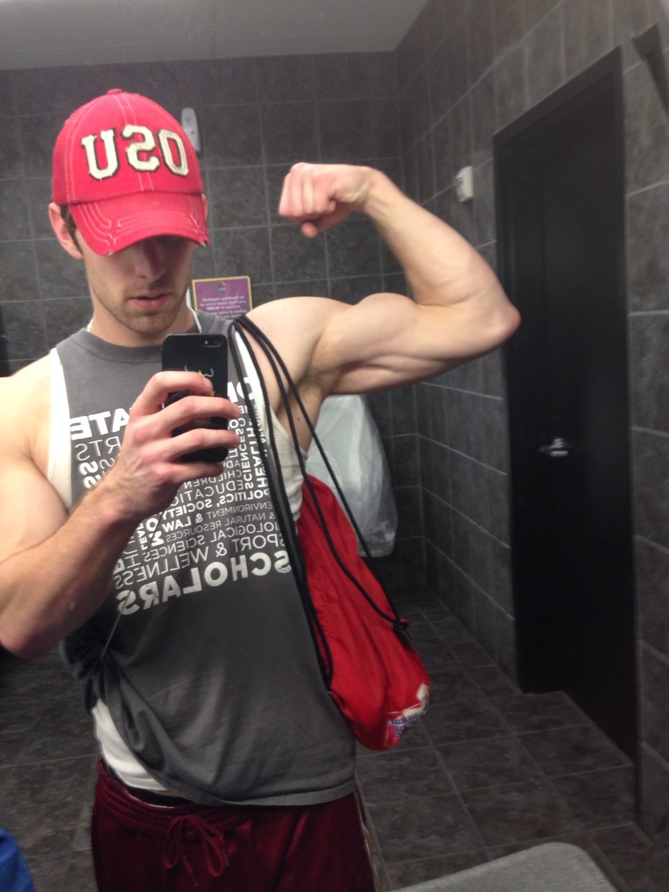 romancingthelookyloos:  I know I shouldn’t have taken pics with a pump….Biceps