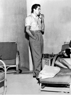 errolflynns:  Tyrone Power at home, 1940s 