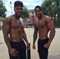 muscleworshipper08:  Right or Left?😬😬😬  Yes sir