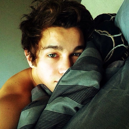 hendermahone:  I’m going to kidnap him.. 
